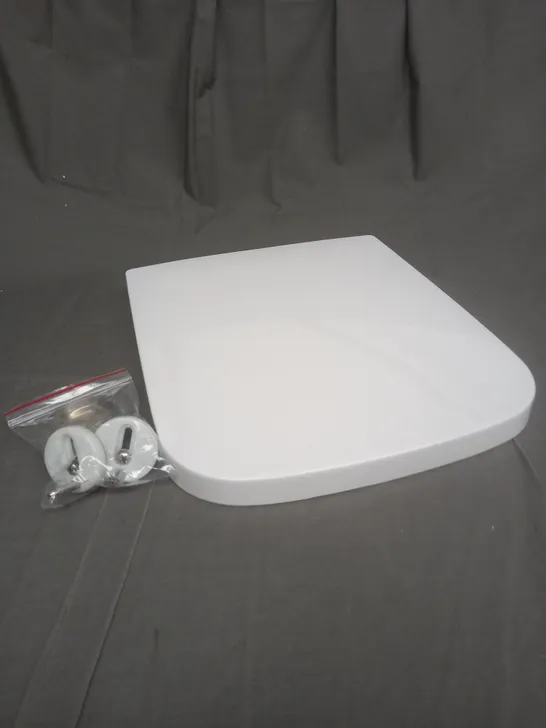 BOXED MASS DYNAMIC MUTE TOILET SEAT IN WHITE 