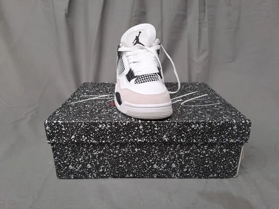 BOXED PAIR OF NIKE AIR JORDAN 4 RETRO SHOES IN WHITE/BLACK UK SIZE 6