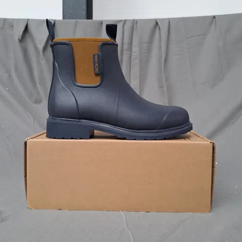 BOXED PAIR OF MERRY PEOPLE BOBBI BOOTS IN NAVY/TAN UK SIZE 6