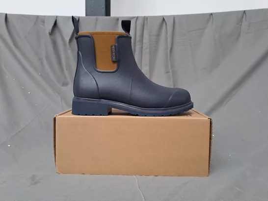 BOXED PAIR OF MERRY PEOPLE BOBBI BOOTS IN NAVY/TAN UK SIZE 6