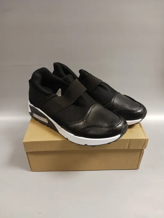 BOXED PAIR OF N/M YG-12 SLIP ON TRAINERS IN BLACK - 4 