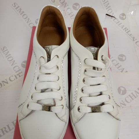 BOXED PAIR OF MODA IN PELLE SIZE 39EU WHITE LEATHER BROOLA TRAINER 