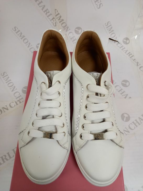 BOXED PAIR OF MODA IN PELLE SIZE 39EU WHITE LEATHER BROOLA TRAINER 