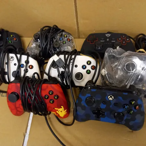 LOT OF 8 XBOX GAMEPADS