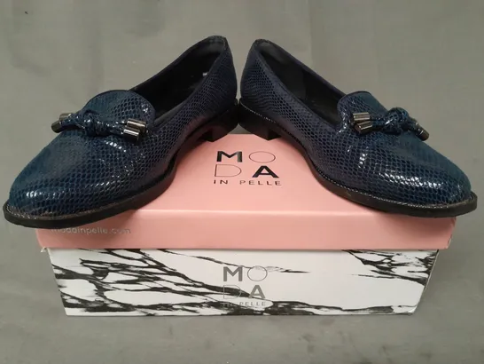 BOXED PAIR OF MODA IN PELLE ELAINA CHUNKY KNOT LOAFERS IN NAVY LIZARD EU SIZE 38