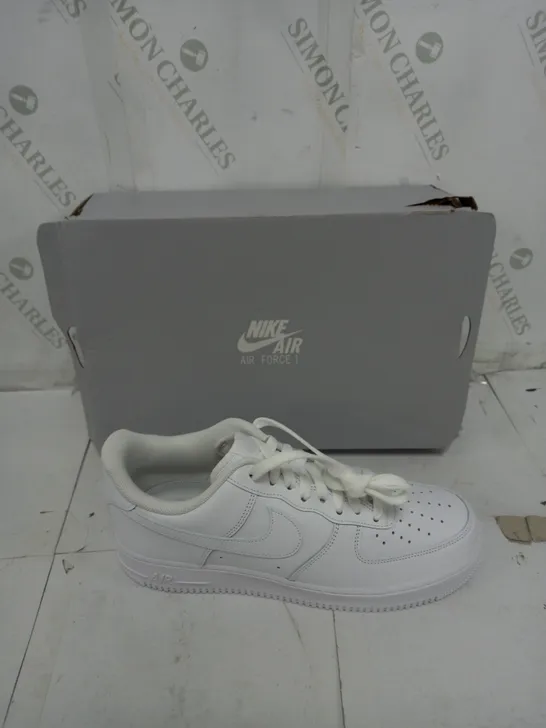 BOXED PAIR OF NIKE AIR FORCE 1 WHITE SIZE UK 9.5 