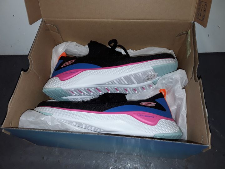 sketchers lite weight trainers