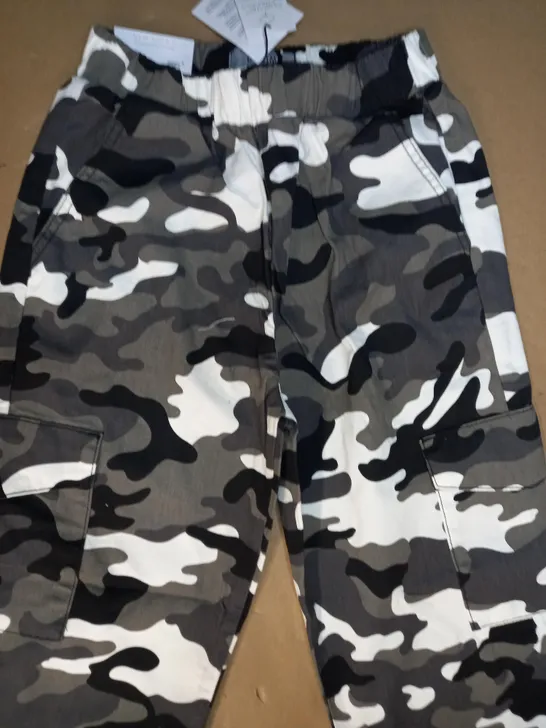 NEW LOOK GIRLS DENIM GREY CAMO CARGO TOUSERS SIZE AGE 12