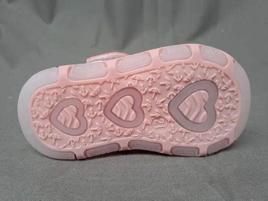 BOXED PAIR OF DESIGNER KIDS SHOES IN PINK W. FLORAL DETAIL EU SIZE 21