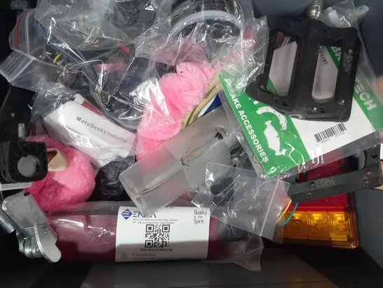 BOX OF APPROXIMATELY 10 ASSORTED CAR AND VEHICLE PARTS AND ACCESSORIES TO INCLUDE JM LIFTSHARE SCRAPER, TOUCHUP PAINT, BMW CAR BADGE, ETC