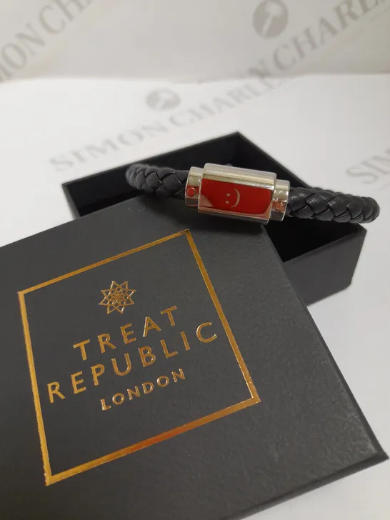 TREAT REPUBLIC PERSONALISED MENS BLACK LEATHER BRACELET RRP £40