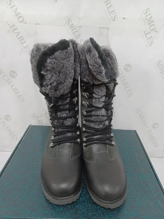 BOXED PAIR OF EMU ALL WEATHER ORICA HI WATERPROOF BOOTS IN DARK GREY SIZE 6 