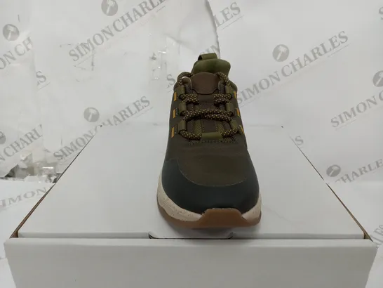 BOXED PAIR OF CLANKS JAUNT LACE DARK OLIVE SIZE 4