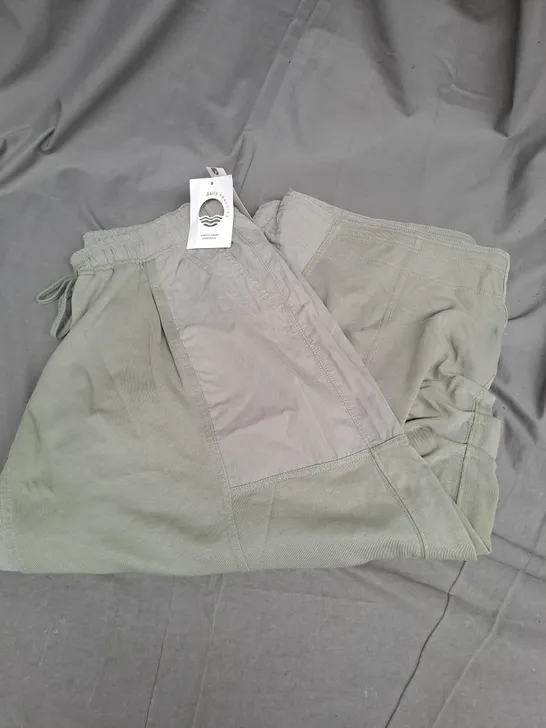 DAILY PRACTICE BAGGY CROPPED TROUSERS IN GUACAMOLE SIZE S