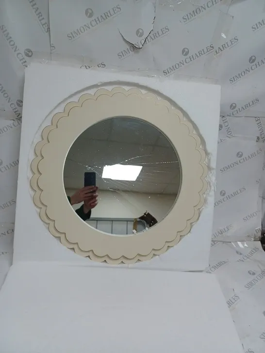 CREAM BUNDLEBERRY SCALLOPED EDGE WALL MIRROR 