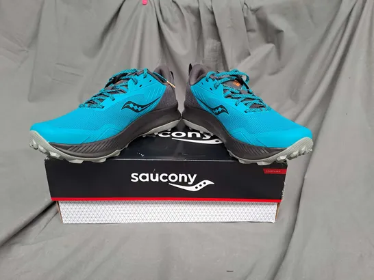 BOXED PAIR OF SAUCONY TRAINERS IN BLUE/GREY SIZE 8