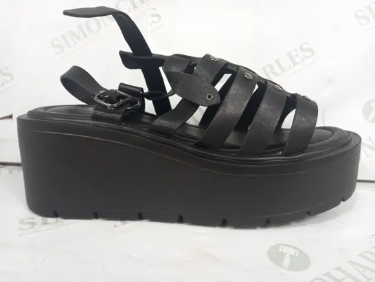 BOXED PAIR OF KOI PLATFORM WEDGE OPEN TOE STRAPPY SLINGBACK SANDALS IN BLACK SIZE 5