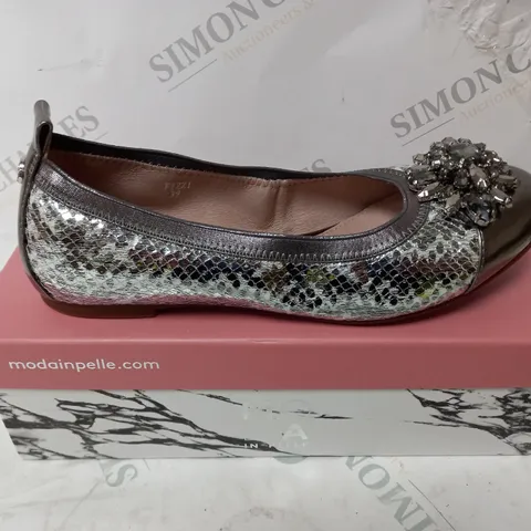 BOXED PAIR OF MODA IN PELLE FIZZI FAUX JEWEL TRIM BALLERINA SHOES, PEWTER/SNAKE, UK 7