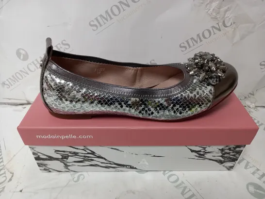 BOXED PAIR OF MODA IN PELLE FIZZI FAUX JEWEL TRIM BALLERINA SHOES, PEWTER/SNAKE, UK 7