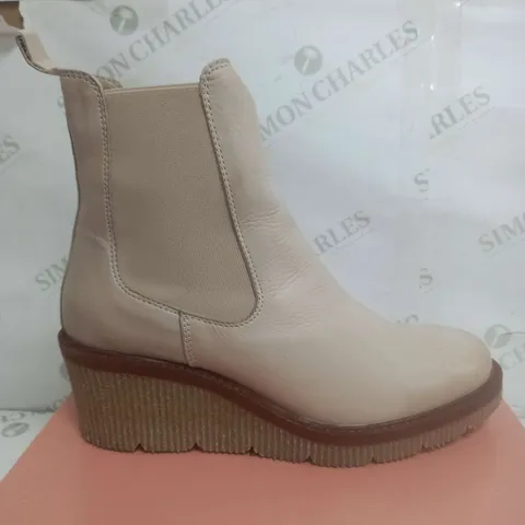 UNBOXED PAIR OF MODA IN PELLE AUDYN WEDGE ZIP BOOTS SIZE 8