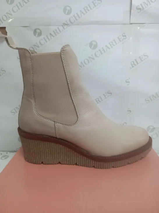 UNBOXED PAIR OF MODA IN PELLE AUDYN WEDGE ZIP BOOTS SIZE 8