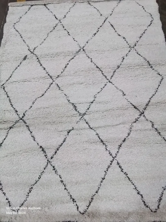 WHITE SHAGGY MACHINE WOVEN RUG SIZE 160X420