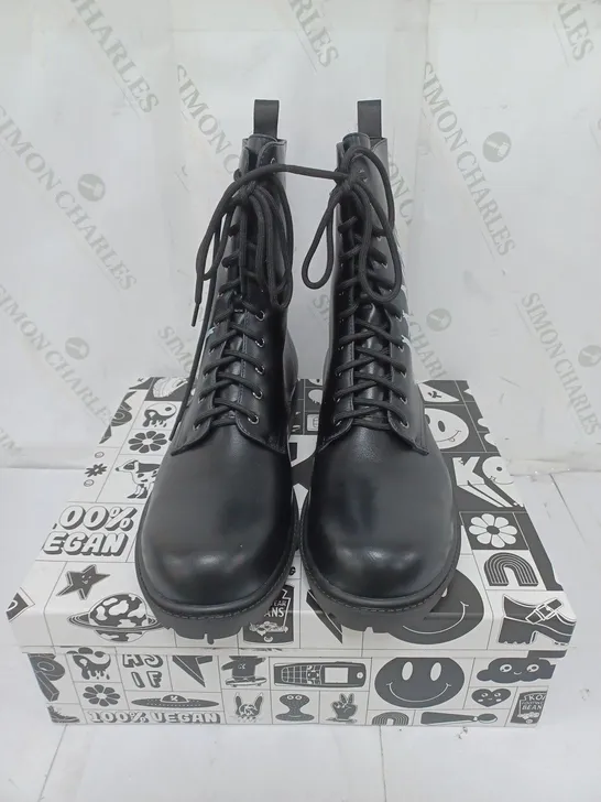 KOI FOOTWEAR MENS BLACK ANIMAL FREE MILITARY BOOTS SIZE 10