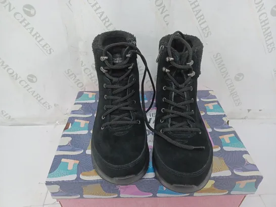 BOXED PAIR OF SKECHERS ON-THE-GO STELLAR WATERPROOF LACE UP BOOTS IN BLACK SIZE 7