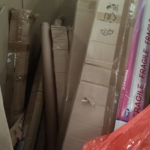 PALLET OF ASSORTED ITEMS INCLUDING ART EASEL, PRISMATIC LED FITTING, FOLDOUT CLOTHES LINE, CURTAIN RAIL ROD