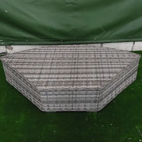 DESIGNER GREY RATTAN GARDEN/PATIO PIECE 