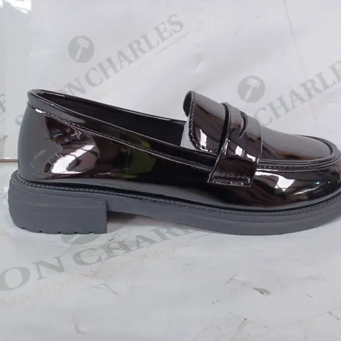 PAIR OF DESIGNER SLIP ON SHOES IN GLASSY BLACK SIZE UNSPECIFIED