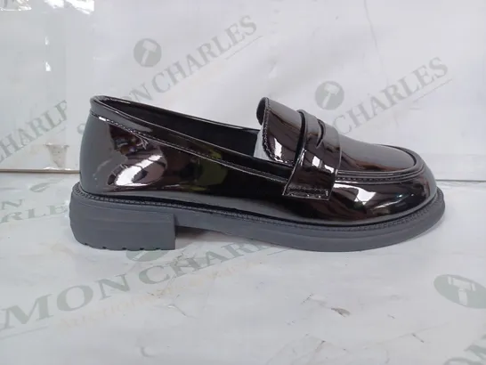 PAIR OF DESIGNER SLIP ON SHOES IN GLASSY BLACK SIZE UNSPECIFIED