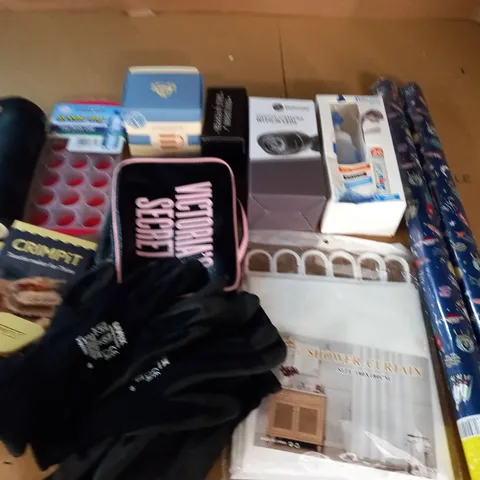 LARGE QUANTITY OF ASSORTED HOUSEHOLD ITEMS TO INCLUDE DECOY CAMERA, CORNISH MUG AND WORK GLOVES