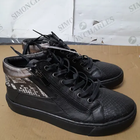 BOXED ADESSO LUNA ZIP TRAINERS, BLACK - SIZE 4