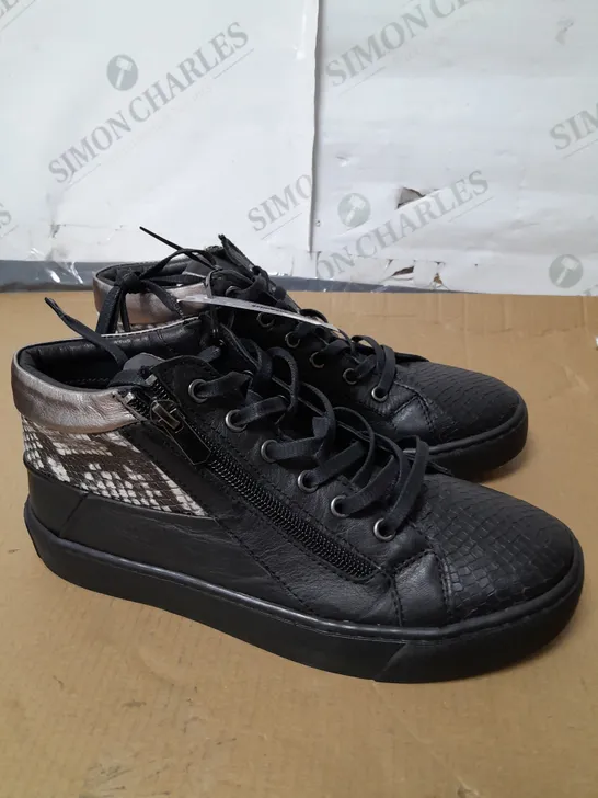 BOXED ADESSO LUNA ZIP TRAINERS, BLACK - SIZE 4