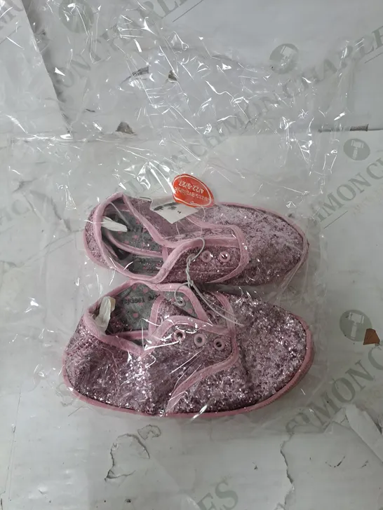 APPROXIMATELY 20 PAIRS  OF BAGGED PINK CHILDRENS GLITTER BOOTS IN VARIOUS SIZES 