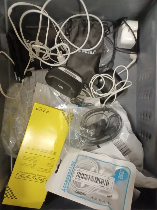 APPROXIMATELY 25 ASSORTED MOBILE & AUDIO ACCESSORIES TO INCLUDE WIRELESS EARPHONES, CHARGING CASES, USB PLUGS ETC 