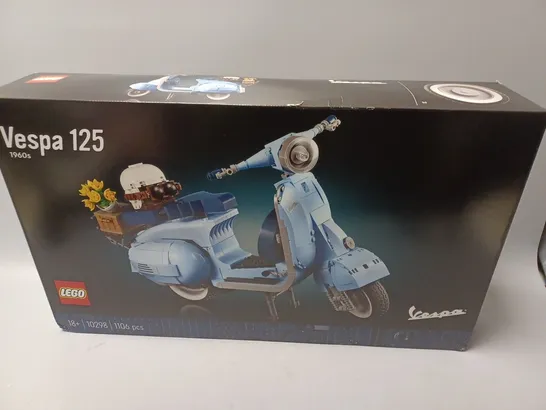 BOXED LEGO VESPA 125 SCOOTER MODEL (SET 10298) RRP £79.99