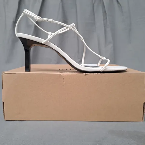 BOXED PAIR OF MNG OPEN TOE HEELED STRAPPY SANDALS IN WHITE UK SIZE 6