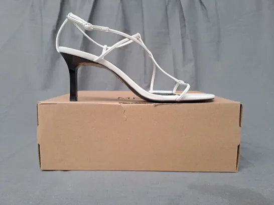 BOXED PAIR OF MNG OPEN TOE HEELED STRAPPY SANDALS IN WHITE UK SIZE 6