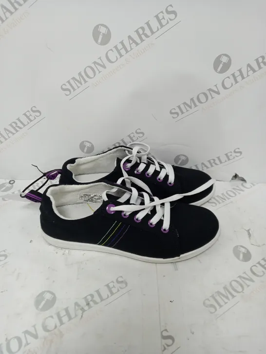 VIONIC STINSON LACE UP TRAINER - SIZE 5