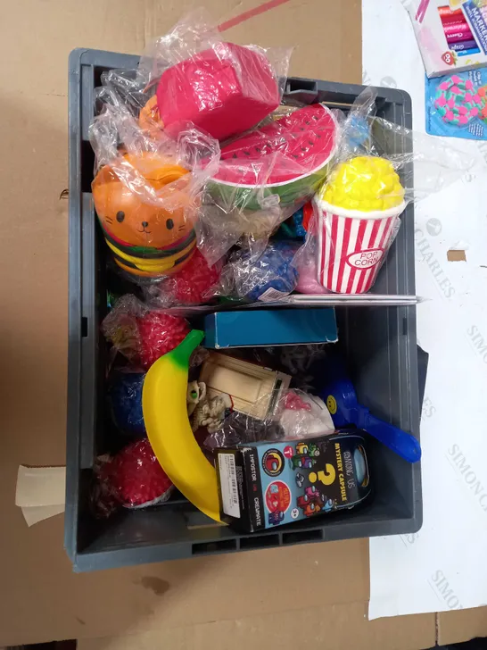 BOX OF APPROX 20 ASSORTED TOYS TO INCLUDE - GAMEBOY COLOR, FIDGET TRACKS, SCENTED MARKERS