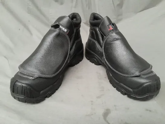 BOXED PAIR OF COFRA SAFETY ANKLE BOOTS IN BLACK UK SIZE 9