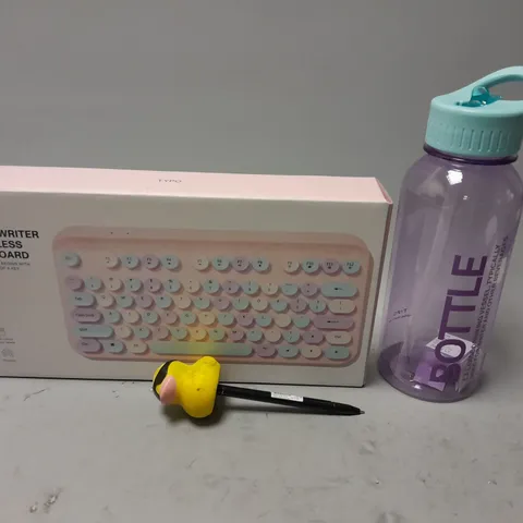 APPROXIMATELY 12 ASSORTED ITEMS TO INCLUDE BOXED TYPO WRITER KEYBOARD, DRINK IT UP BOTTLE, DECOR PENS, ETC