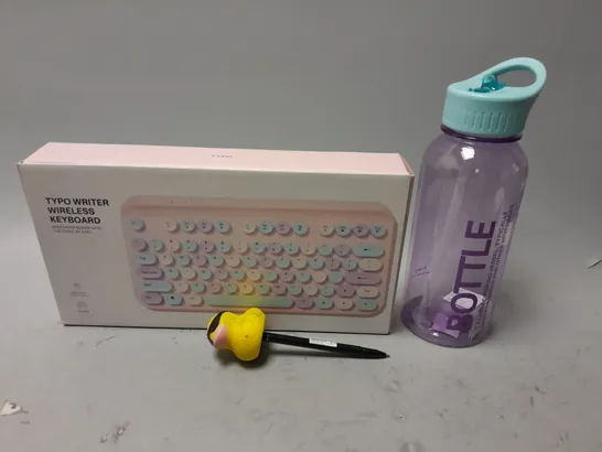 APPROXIMATELY 12 ASSORTED ITEMS TO INCLUDE BOXED TYPO WRITER KEYBOARD, DRINK IT UP BOTTLE, DECOR PENS, ETC