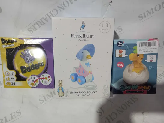 BOX OF APPROXIMATELY 10 ASSORTED TOYS AND GAMES TO INCLUDE DOBBLE CLASSIC, PETER RABBIT JEMIMA PUDDLE-DUCK PULL ALONG, SEA WORLD WATER SPRAY DINOSAUR, ETC