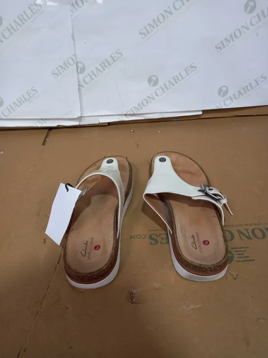 CLARKS UNSTRUCTED WHITE SANDALS SIZE 5