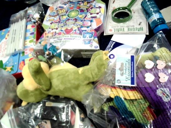 LOT OF APPROX 50 ASSORTED ITEMS TO INCLUDE: PACKETS OF FART BOMBS, COLOURING PENCILS, HATCHIMALS