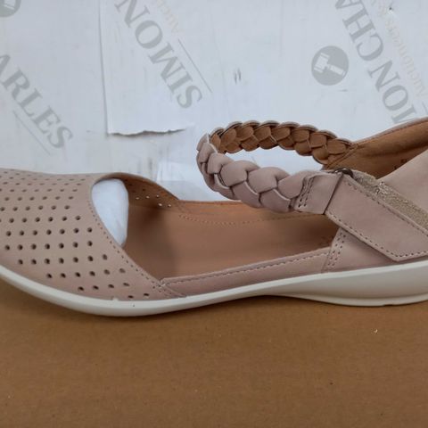 BOXED PAIR OF HOTTER SHOES (BEIGE), SIZE 7 UK