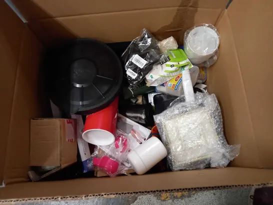 LARGE BOX OF APPROXIMATELY 20 ASSORTED HOUSEHOLD ITEMS TO INCLUDE: RADIATOR SLEEVES, DOOR MAT, ALL PURPOSE SCRAPER
